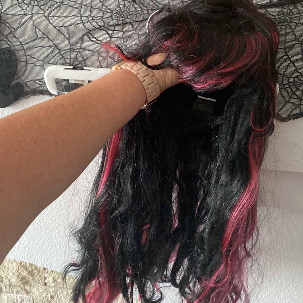 Red/black wig - Picture 3 of 9